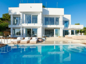 Hotel Lavish villa with infinity pool and views